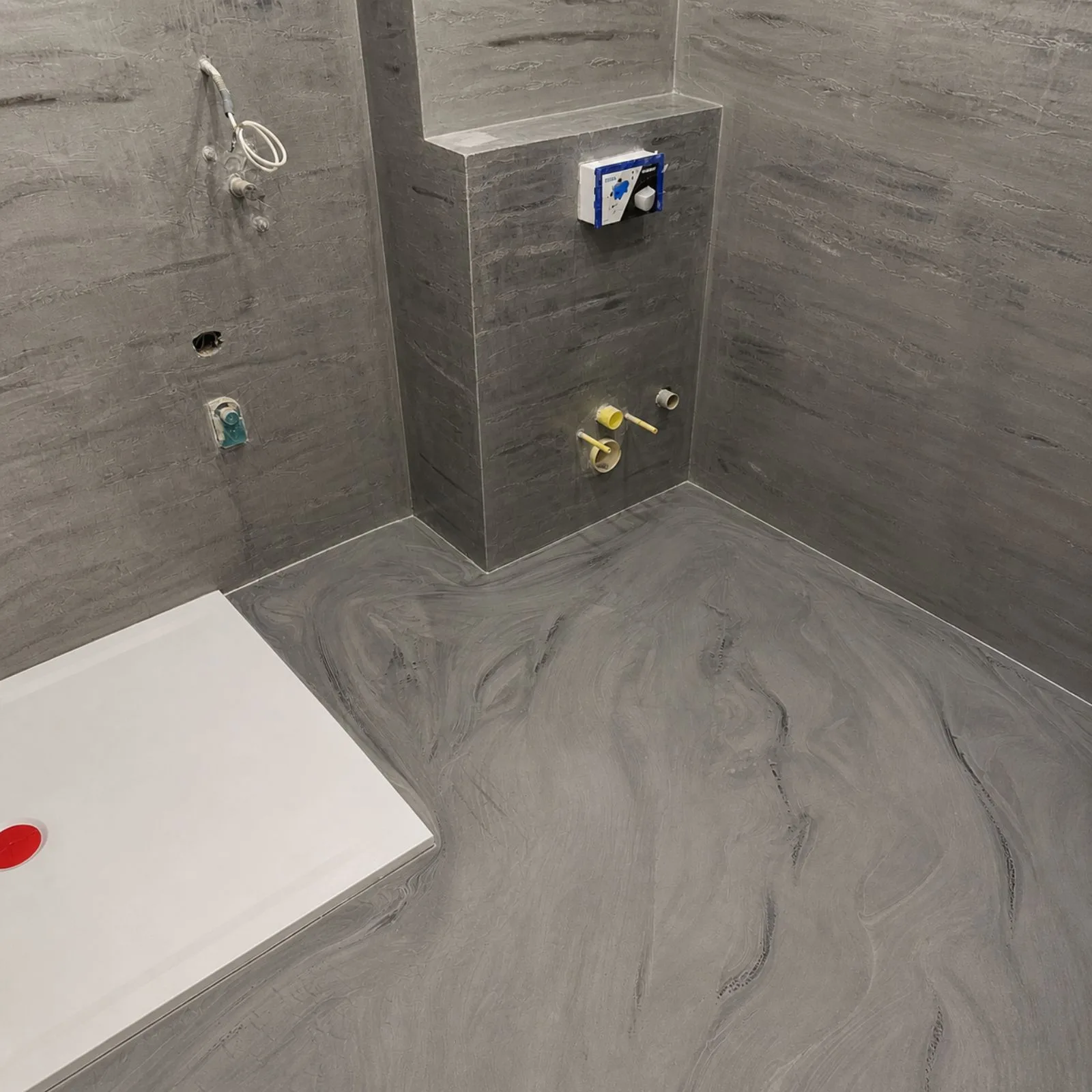 Dusche mit fugenlosem Boden und Wänden in Spachteltechnik
